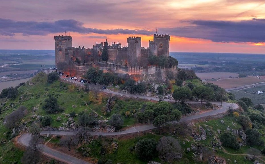 Vista panorámica del Castillo de Almodóvar del Río al atardecer con el río Guadalquivir serpenteando al fondo