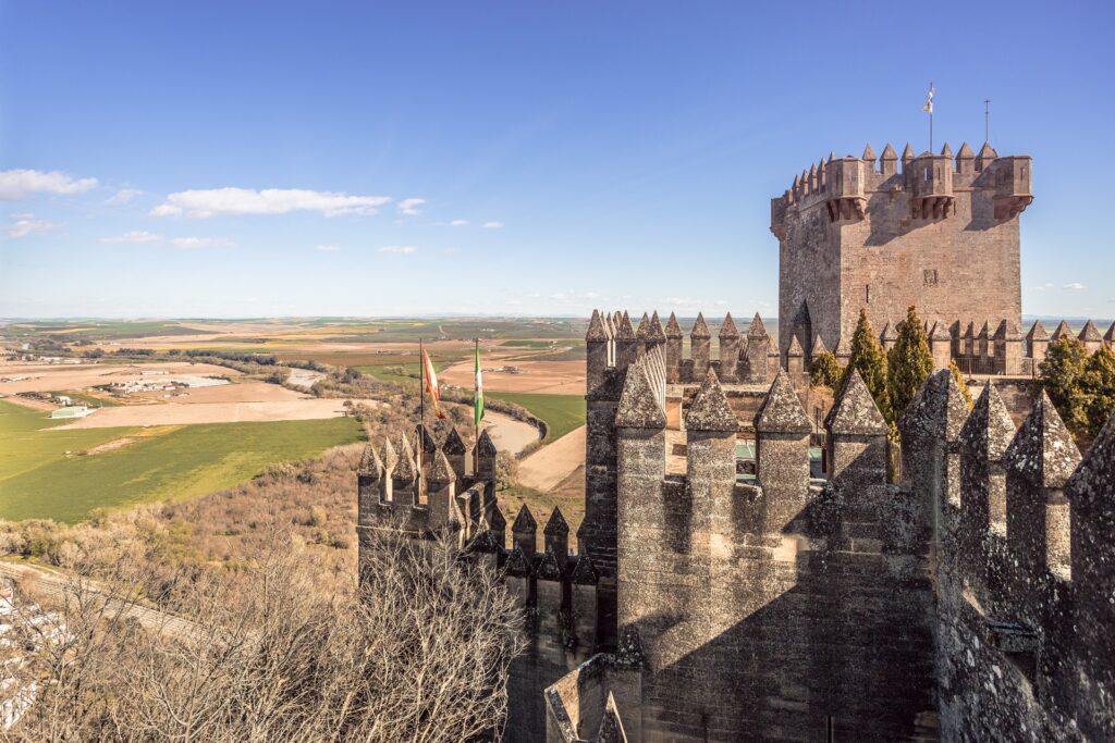 Torre del Homenaje del Castillo de Almodóvar y sus almenas, con la vega del Guadalquivir al fondo