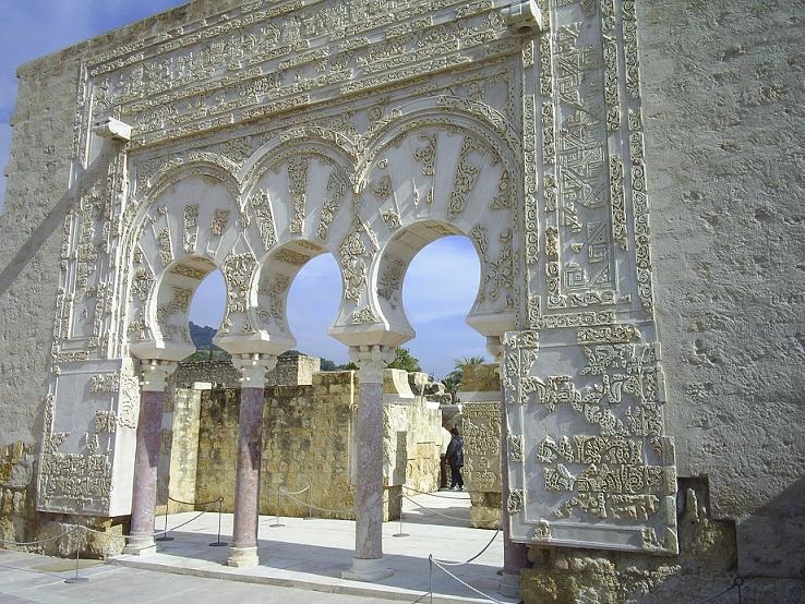 Arcos de herradura decorados en los restos de Medina Azahara