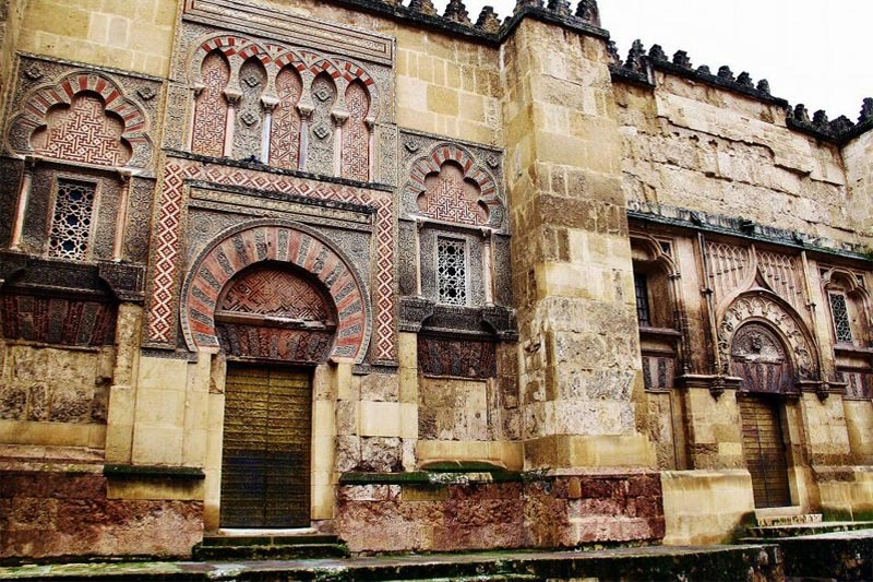 Puertas decoradas en la fachada exterior de la Mezquita-Catedral de Córdoba